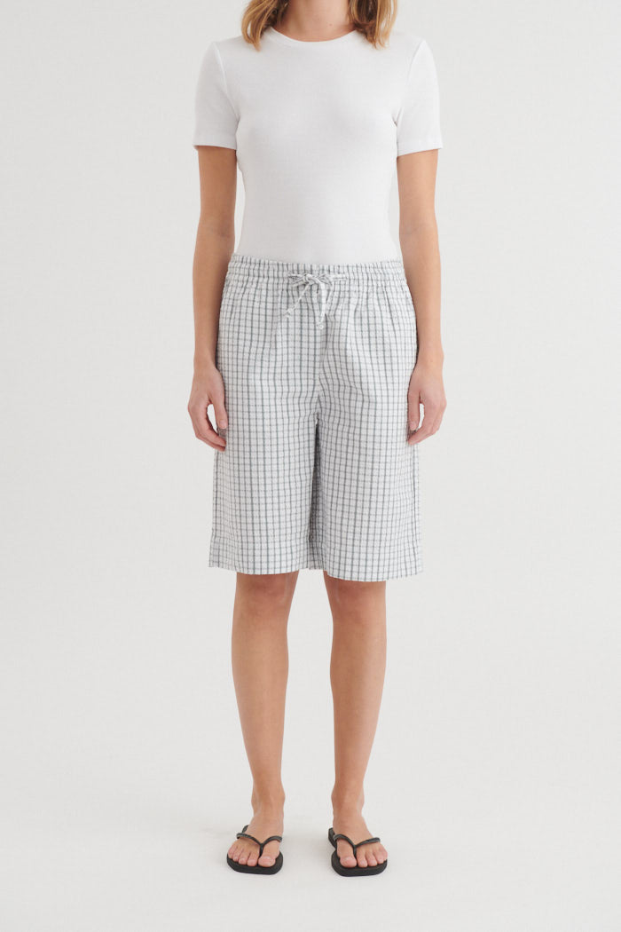 Basic Apparel Asta Shorts Shorts 897 W. white / asphalt