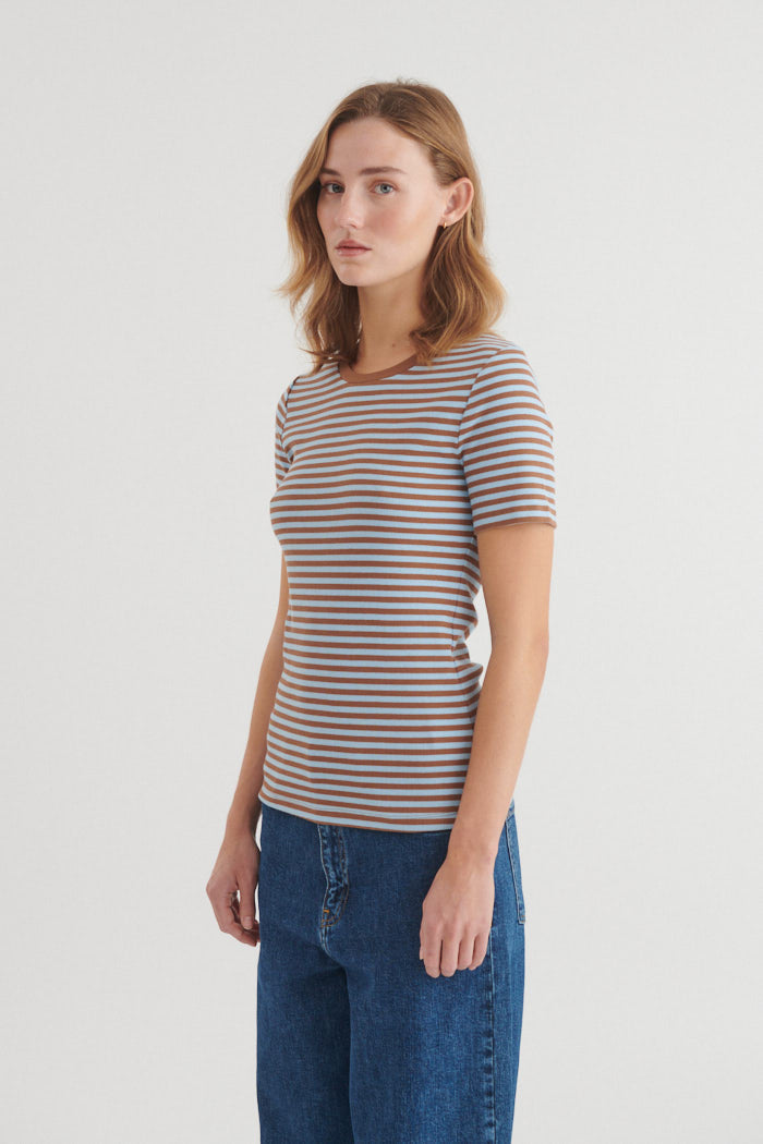 Basic Apparel Ludmilla O-Neck T-shirts 893 Nuthact / dutchcanal