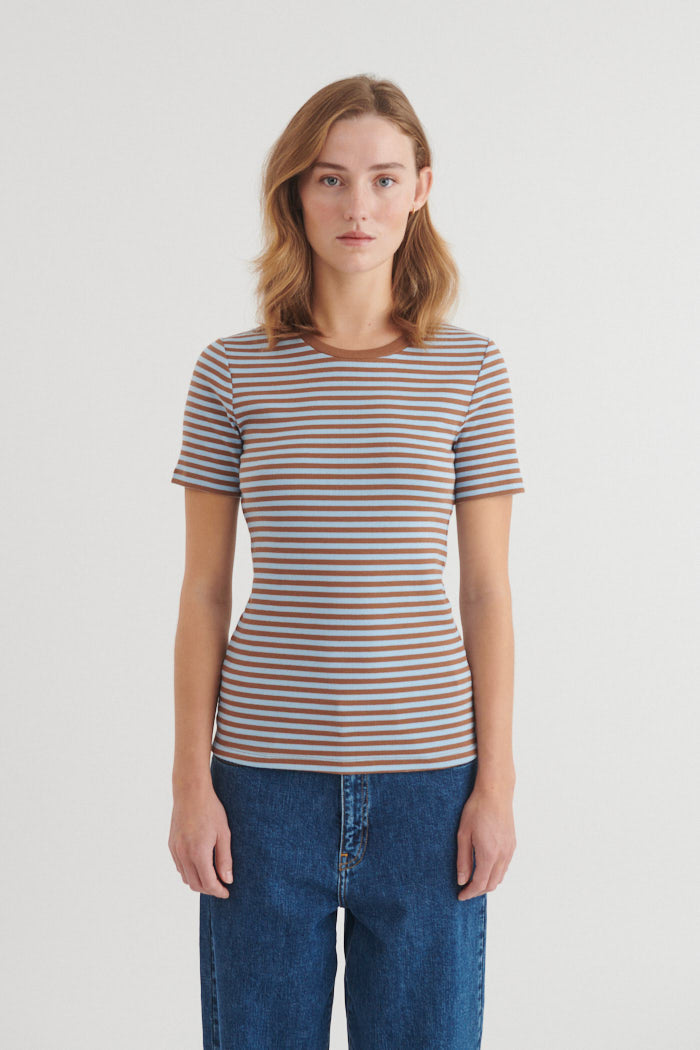 Basic Apparel Ludmilla O-Neck T-shirts 893 Nuthact / dutchcanal